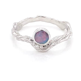Ægte solid crystal opal fra Australien indfattet i rustikt sterling sølv.