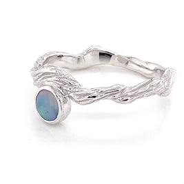 Ægte solid crystal opal fra Australien indfattet i rustikt sterling sølv.