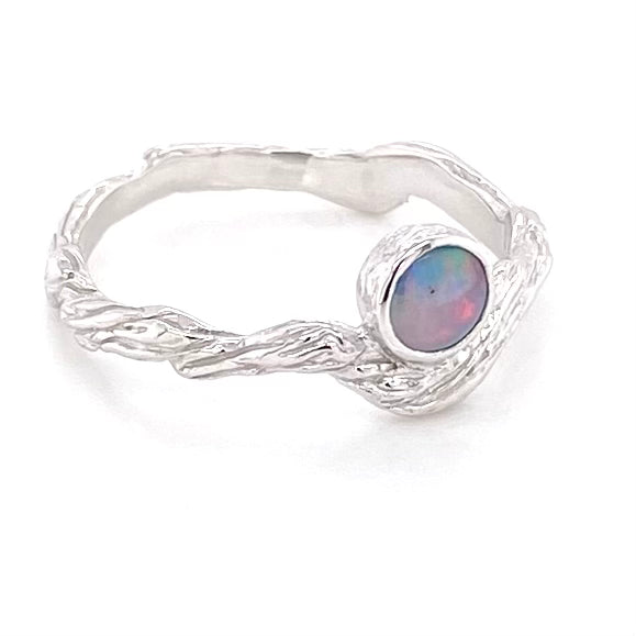 Ægte solid crystal opal fra Australien indfattet i rustikt sterling sølv.