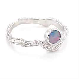 Ægte solid crystal opal fra Australien indfattet i rustikt sterling sølv.