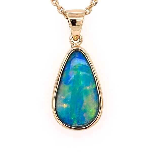 Vedhæng med en ægte solid krystal opal fra Australien indfattet i 14 karat guld. Opalen vejer 1,23 ct.