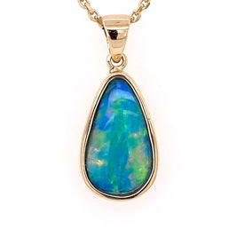 Vedhæng med en ægte solid krystal opal fra Australien indfattet i 14 karat guld. Opalen vejer 1,23 ct.