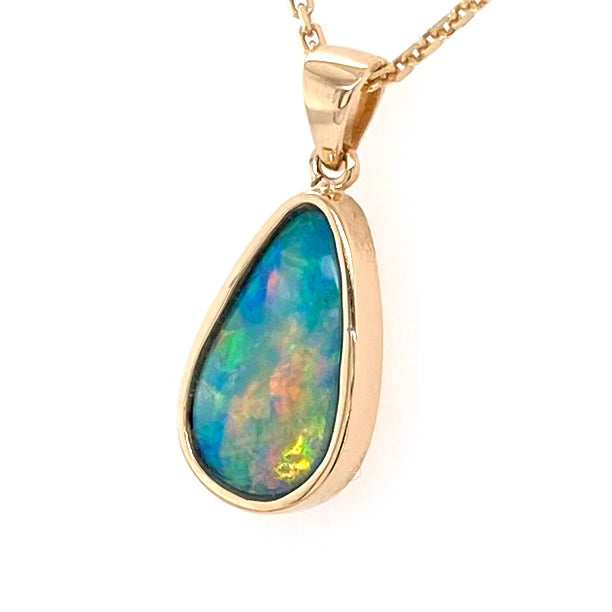 Vedhæng med en ægte solid krystal opal fra Australien indfattet i 14 karat guld. Opalen vejer 1,23 ct.