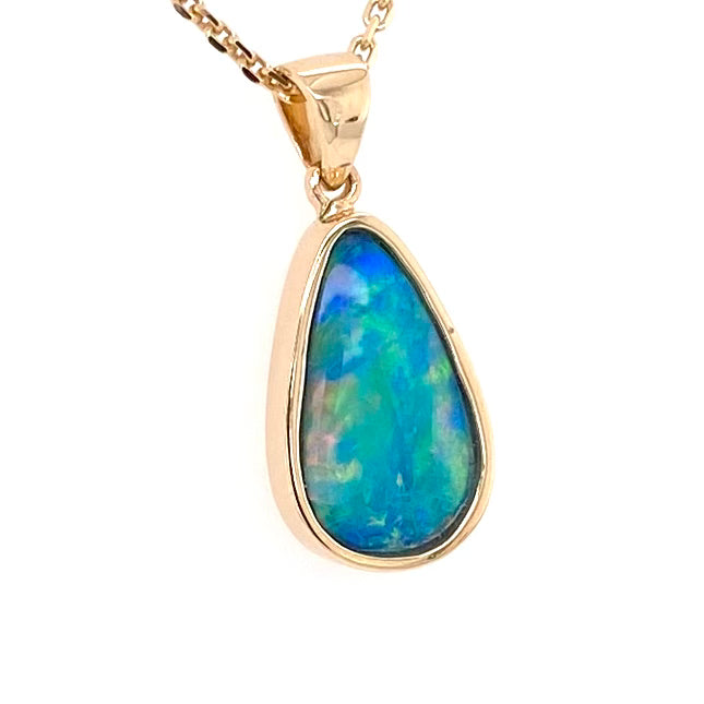 Vedhæng med en ægte solid krystal opal fra Australien indfattet i 14 karat guld. Opalen vejer 1,23 ct.
