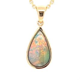 Vedhæng med en ægte solid krystal opal fra Australien indfattet i 14 karat guld. Opalen vejer 1,28 ct.
