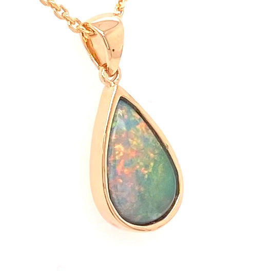 Vedhæng med en ægte solid krystal opal fra Australien indfattet i 14 karat guld. Opalen vejer 1,28 ct.