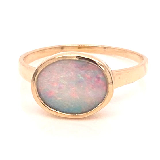 Ring med en ægte solid crystal opal fra Australien indfattet i 14 karat guld.