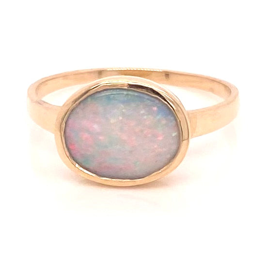 Ring med en ægte solid crystal opal fra Australien indfattet i 14 karat guld.
