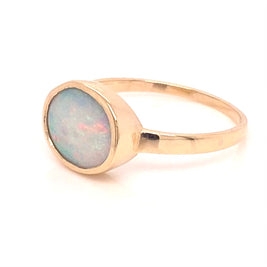 Ring med en ægte solid crystal opal fra Australien indfattet i 14 karat guld.