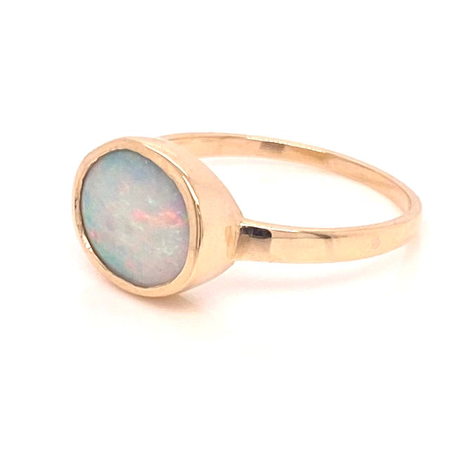 Ring med en ægte solid crystal opal fra Australien indfattet i 14 karat guld.