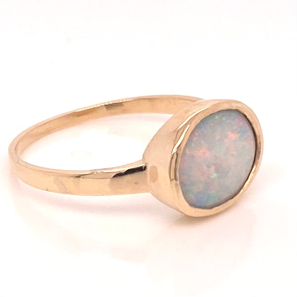 Ring med en ægte solid crystal opal fra Australien indfattet i 14 karat guld.