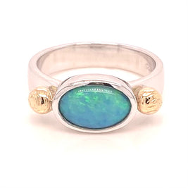 Ægte solid crystal opal fra Australien indfattet i sterling sølv med 14 karat guld detaljer.