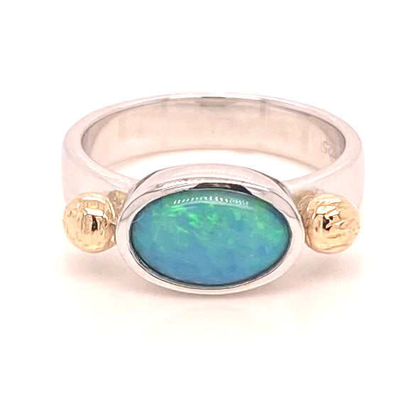 Ægte solid crystal opal fra Australien indfattet i sterling sølv med 14 karat guld detaljer.