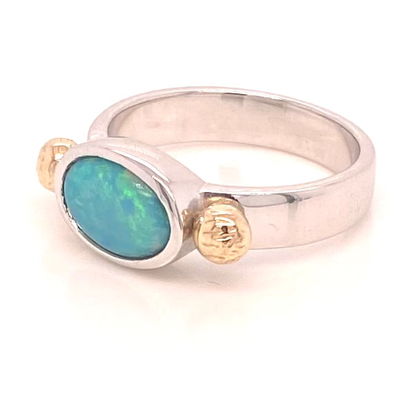Ægte solid crystal opal fra Australien indfattet i sterling sølv med 14 karat guld detaljer.