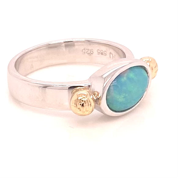 Ægte solid crystal opal fra Australien indfattet i sterling sølv med 14 karat guld detaljer.