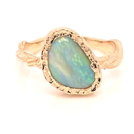 Ring med en ægte solid crystal opal fra Australien indfattet i 14 karat rustikt guld. Opalen vejer 1,61 ct.
