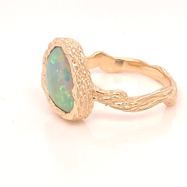 Ring med en ægte solid crystal opal fra Australien indfattet i 14 karat rustikt guld. Opalen vejer 1,61 ct.