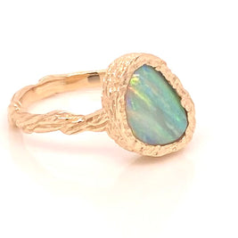 Ring med en ægte solid crystal opal fra Australien indfattet i 14 karat rustikt guld. Opalen vejer 1,61 ct.