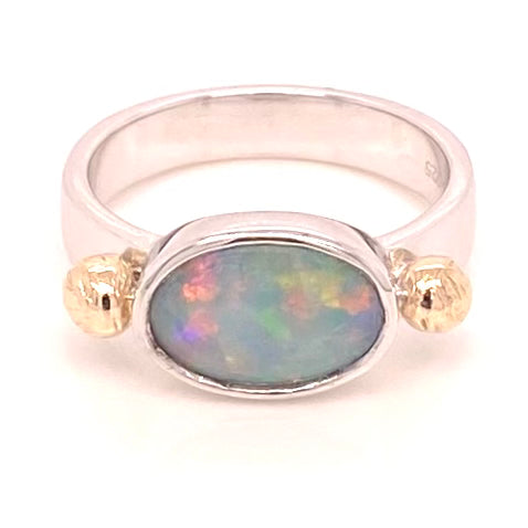 Ægte solid crystal opal fra Australien indfattet i sterling sølv med 14 karat guld detaljer.