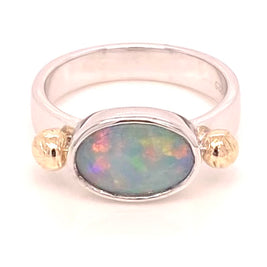 Ægte solid crystal opal fra Australien indfattet i sterling sølv med 14 karat guld detaljer.