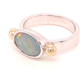 Ægte solid crystal opal fra Australien indfattet i sterling sølv med 14 karat guld detaljer.