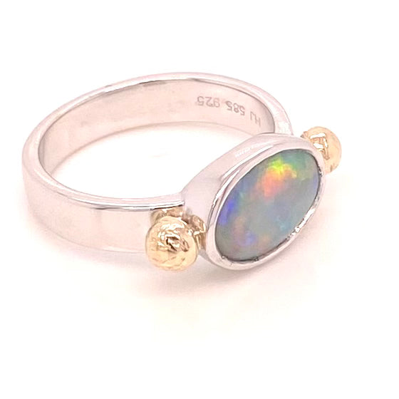 Ægte solid crystal opal fra Australien indfattet i sterling sølv med 14 karat guld detaljer.