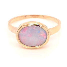 Ring med en ægte solid crystal opal fra Australien indfattet i 14 karat guld.