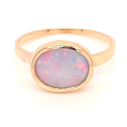 Ring med en ægte solid crystal opal fra Australien indfattet i 14 karat guld.
