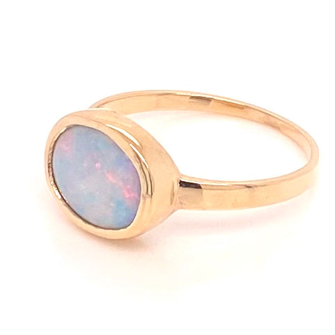 Ring med en ægte solid crystal opal fra Australien indfattet i 14 karat guld.