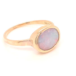 Ring med en ægte solid crystal opal fra Australien indfattet i 14 karat guld.