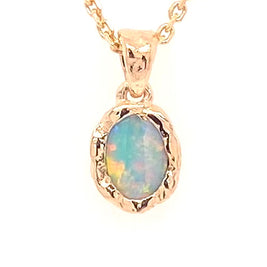 Vedhæng med en ægte solid krystal opal fra Australien indfattet i et rustikt vedhæng med organiske former i 14 karat guld.