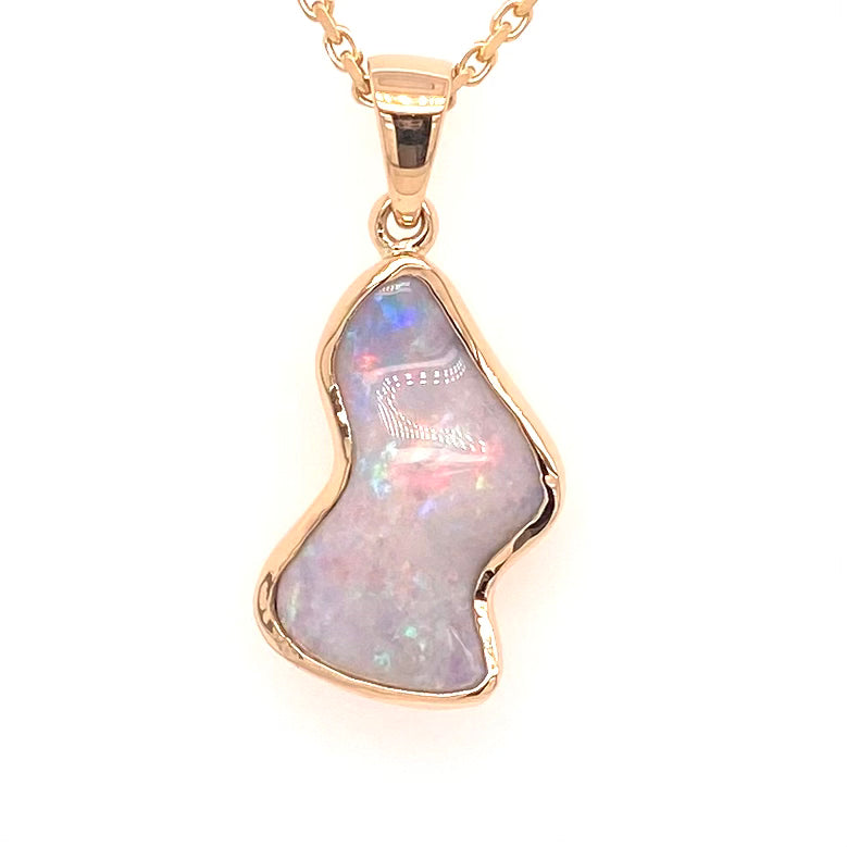Vedhæng med en ægte solid krystal opal fra Australien indfattet i 14 karat guld. Opalen vejer 4,27 ct.