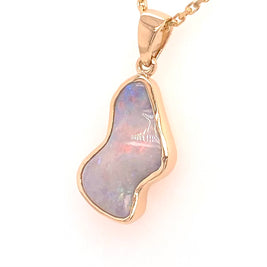 Vedhæng med en ægte solid krystal opal fra Australien indfattet i 14 karat guld. Opalen vejer 4,27 ct.