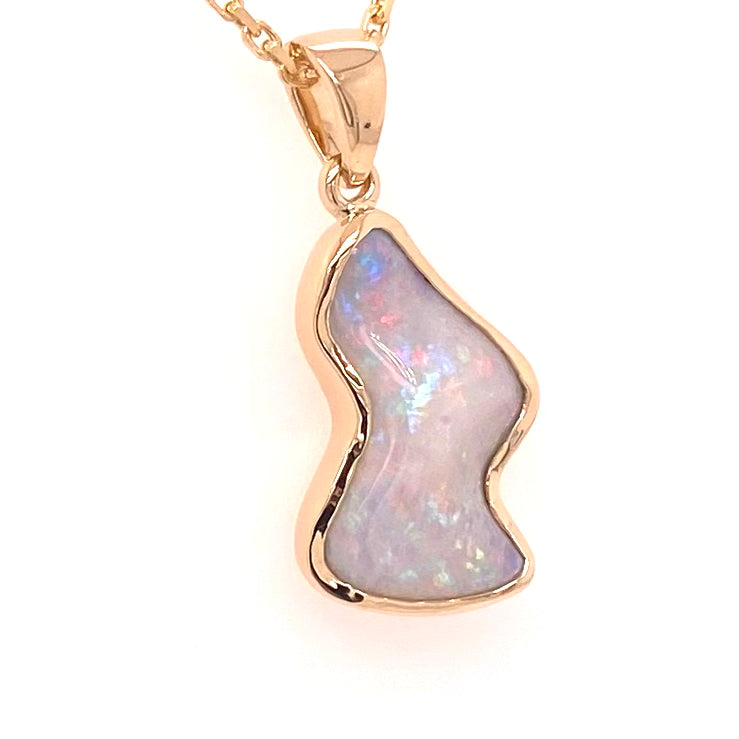 Vedhæng med en ægte solid krystal opal fra Australien indfattet i 14 karat guld. Opalen vejer 4,27 ct.