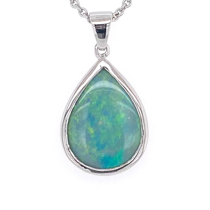 Vedhæng med en ægte solid krystal opal fra Australien indfattet i sterling sølv. Opalen vejer 3,32 ct.