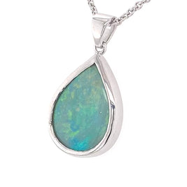 Vedhæng med en ægte solid krystal opal fra Australien indfattet i sterling sølv. Opalen vejer 3,32 ct.