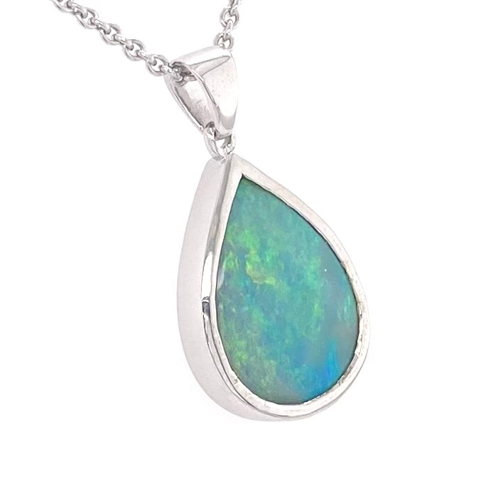 Vedhæng med en ægte solid krystal opal fra Australien indfattet i sterling sølv. Opalen vejer 3,32 ct.