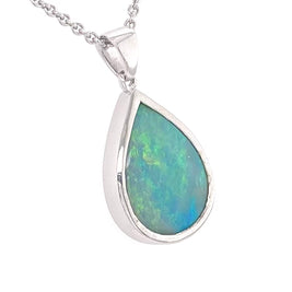 Vedhæng med en ægte solid krystal opal fra Australien indfattet i sterling sølv. Opalen vejer 3,32 ct.