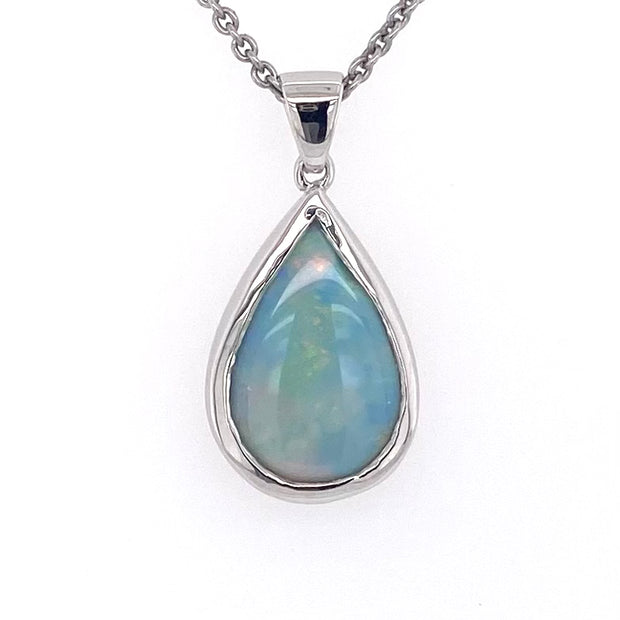 Vedhæng med en ægte solid krystal opal fra Australien indfattet i blankt sterling sølv. Opalen vejer 3,36 ct.