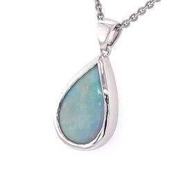 Vedhæng med en ægte solid krystal opal fra Australien indfattet i blankt sterling sølv. Opalen vejer 3,36 ct.