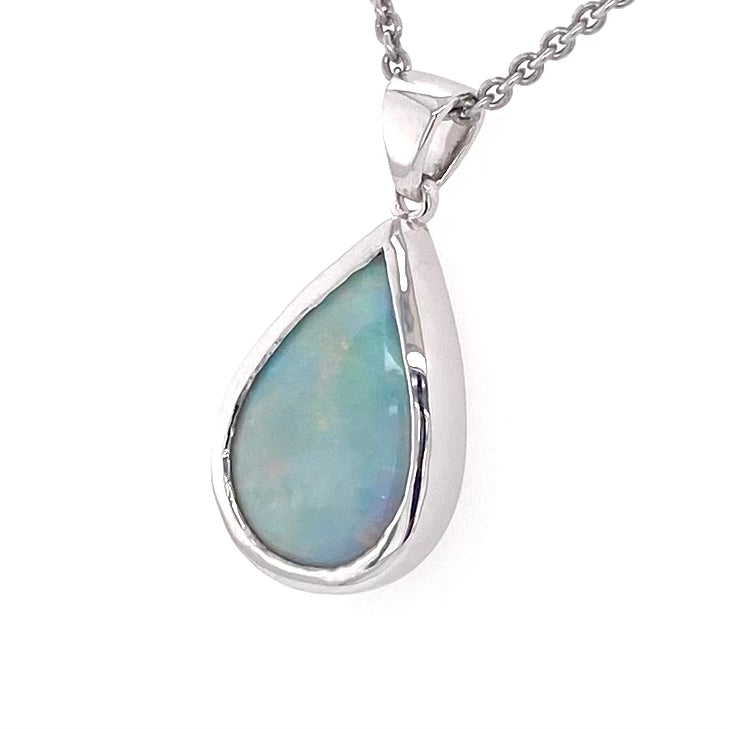 Vedhæng med en ægte solid krystal opal fra Australien indfattet i blankt sterling sølv. Opalen vejer 3,36 ct.