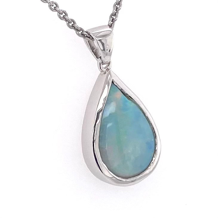 Vedhæng med en ægte solid krystal opal fra Australien indfattet i blankt sterling sølv. Opalen vejer 3,36 ct.