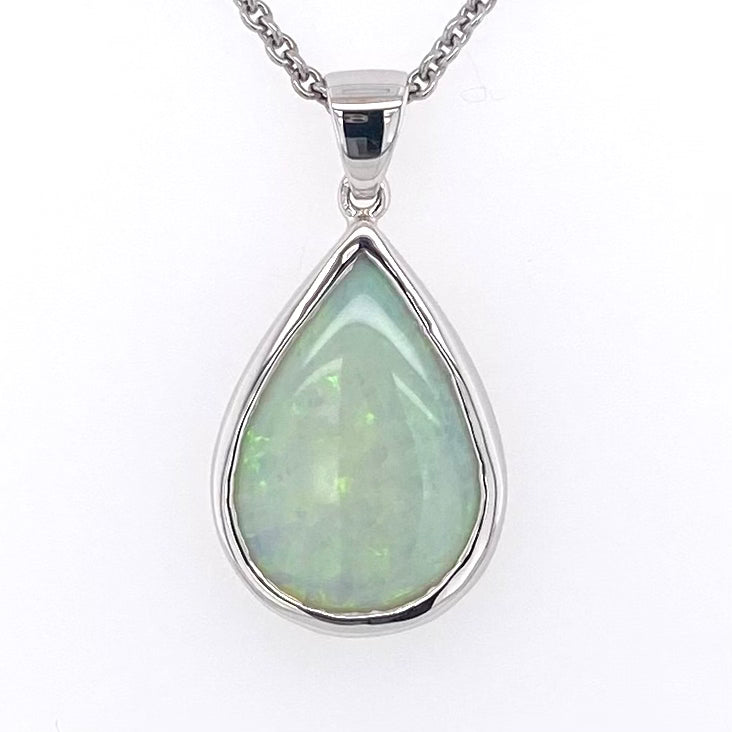 Vedhæng med en ægte solid krystal opal fra Australien indfattet i blankt sterling sølv. Opalen vejer 3,56 ct.