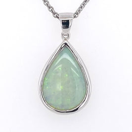 Vedhæng med en ægte solid krystal opal fra Australien indfattet i blankt sterling sølv. Opalen vejer 3,56 ct.
