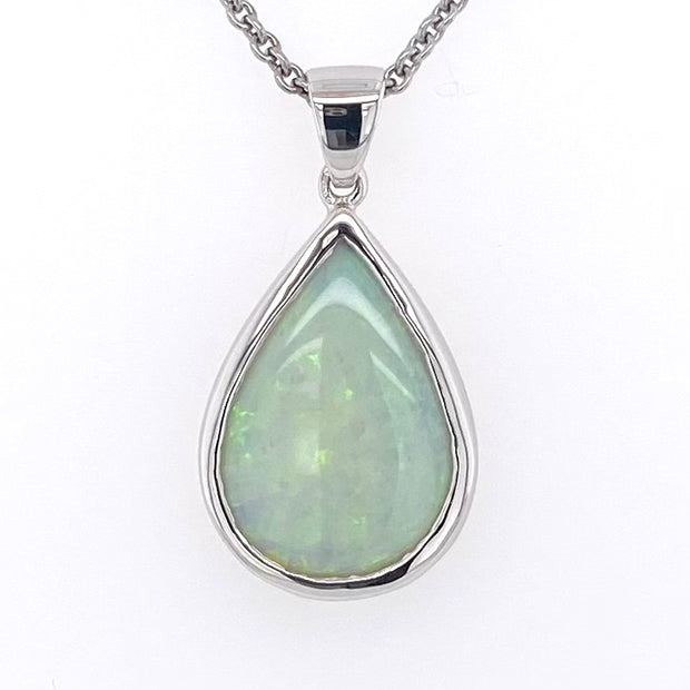 Vedhæng med en ægte solid krystal opal fra Australien indfattet i blankt sterling sølv. Opalen vejer 3,56 ct.