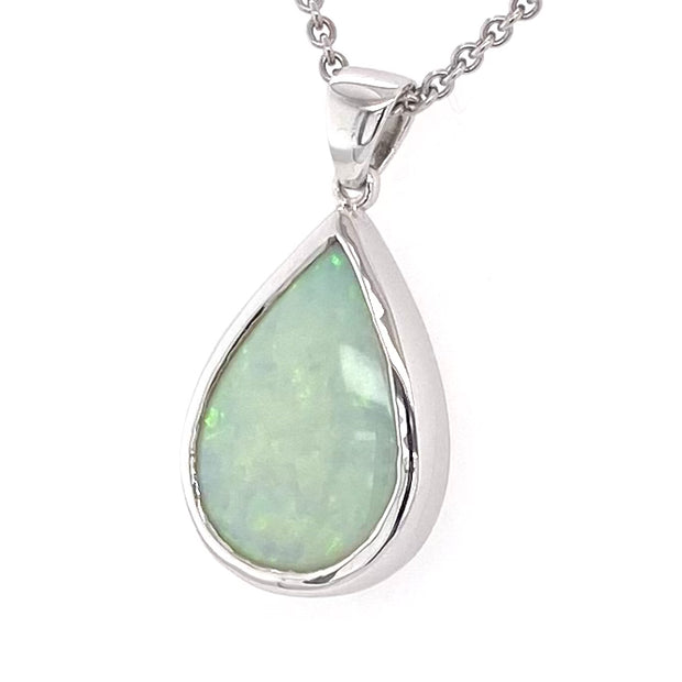 Vedhæng med en ægte solid krystal opal fra Australien indfattet i blankt sterling sølv. Opalen vejer 3,56 ct.