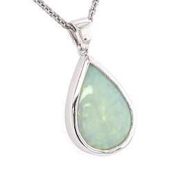 Vedhæng med en ægte solid krystal opal fra Australien indfattet i blankt sterling sølv. Opalen vejer 3,56 ct.