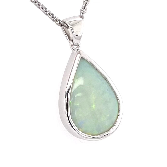 Vedhæng med en ægte solid krystal opal fra Australien indfattet i blankt sterling sølv. Opalen vejer 3,56 ct.