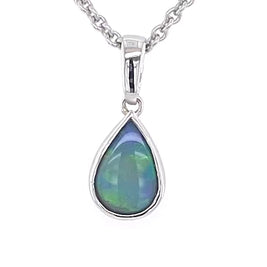 Vedhæng med en ægte solid krystal opal fra Australien indfattet i blankt sterling sølv.