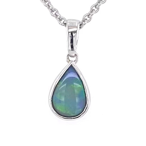 Vedhæng med en ægte solid krystal opal fra Australien indfattet i blankt sterling sølv.